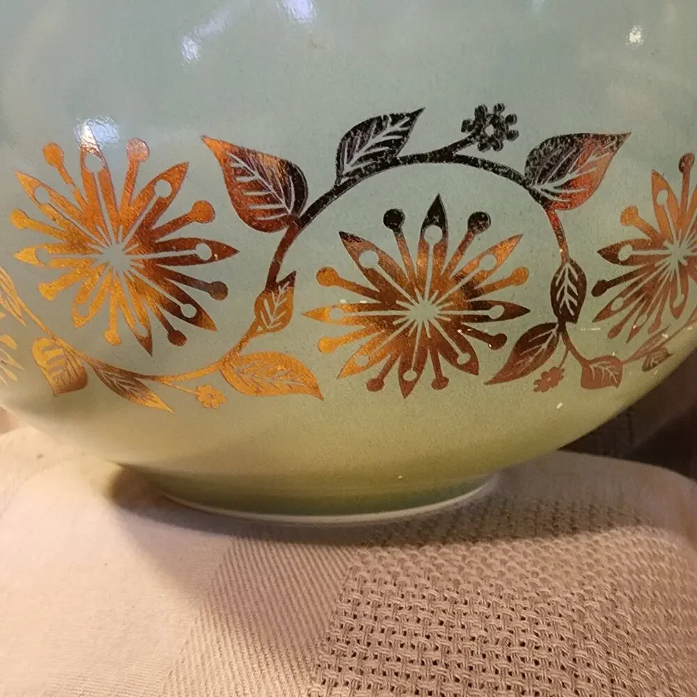 VTG Pyrex 1960s #443 2.5 QT Sage Green Gold Medallion Cinderella Bowl No Lid